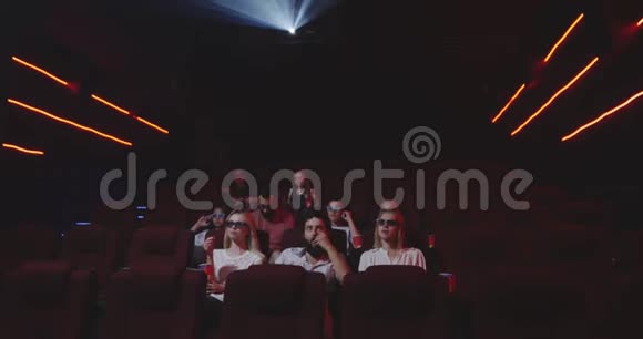 观众在电影院看喜剧电影视频的预览图