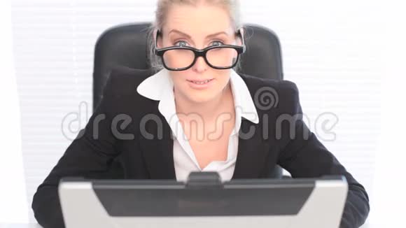 戴着大眼镜的有趣的肖像女人视频的预览图