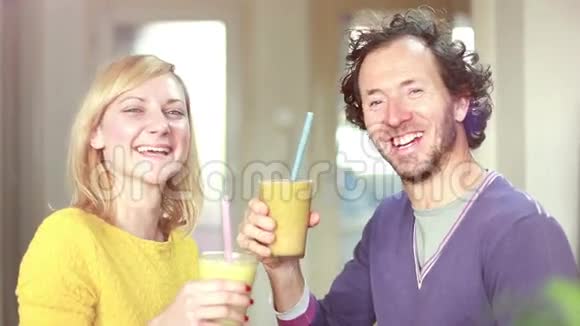 快乐的一对夫妇品尝和喝水果冰沙视频的预览图