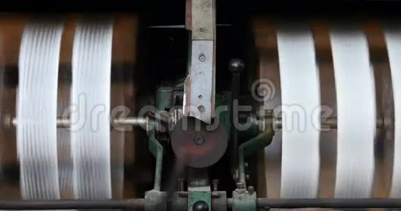 丝织机生产丝织机纺纱机收丝视频的预览图