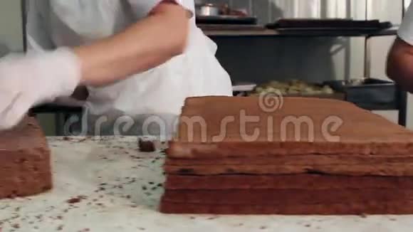 切巧克力蛋糕的厨师视频的预览图