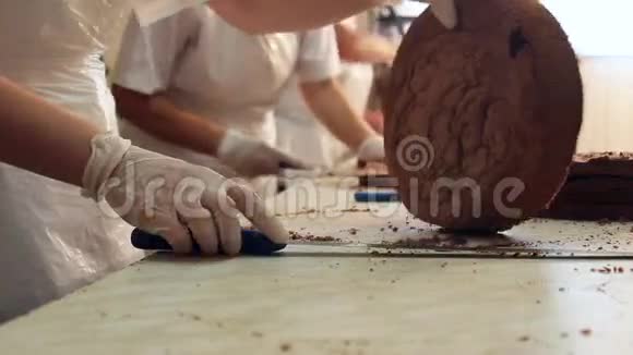 切巧克力蛋糕的厨师视频的预览图