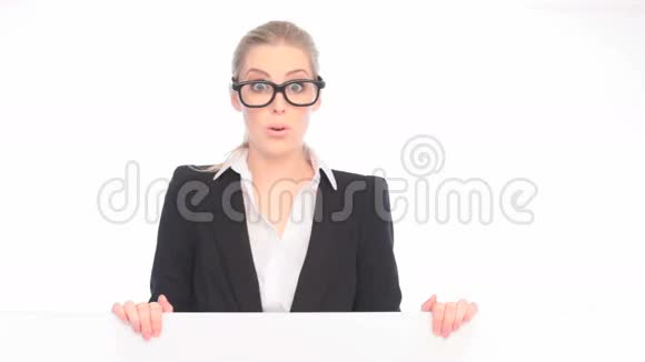 疯狂的女人拿着空白的牌子视频的预览图
