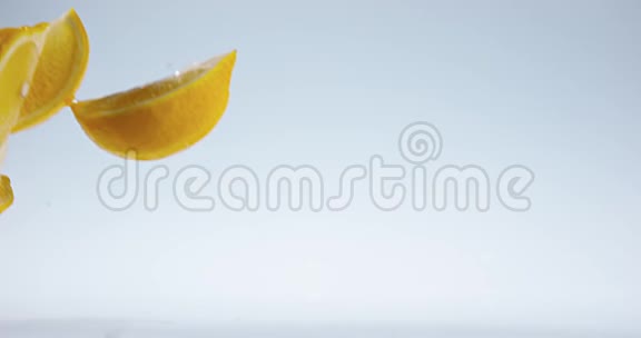 黄色柠檬柑橘柠檬落在水上的水果视频的预览图