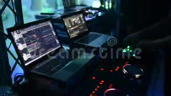 迪斯科的DJ在遥控器后面工作舞池和轻音乐视频的预览图