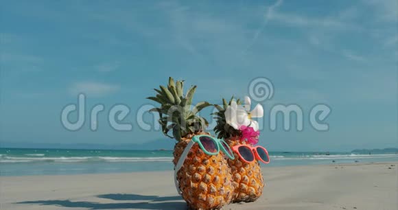在热带异国海岸的热带海滩上在炎热的夏季太阳下站在沙滩上热带视频的预览图