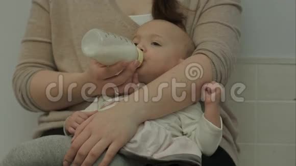 刚出生的婴儿吃瓶子里的牛奶视频的预览图