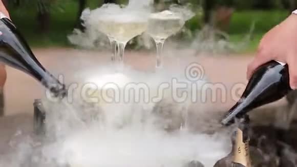 香槟酒杯香槟杯在香槟烧烤炉上冒烟餐饮服务婚礼幻灯片视频的预览图