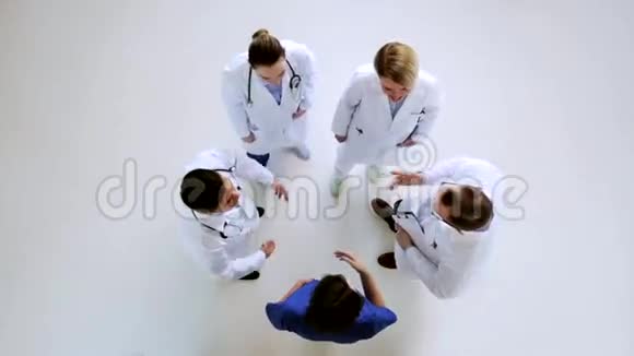 医院里的高五名医生视频的预览图
