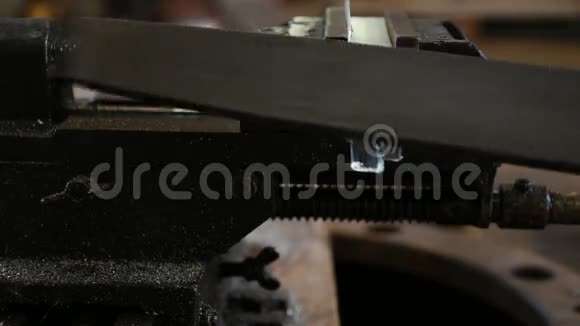 凳钳工具和不锈钢锉刀视频的预览图