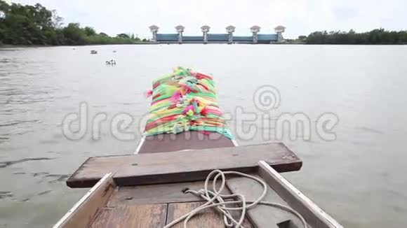 在邦帕孔河上乘船游览视频的预览图