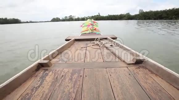 在邦帕孔河上乘船游览视频的预览图