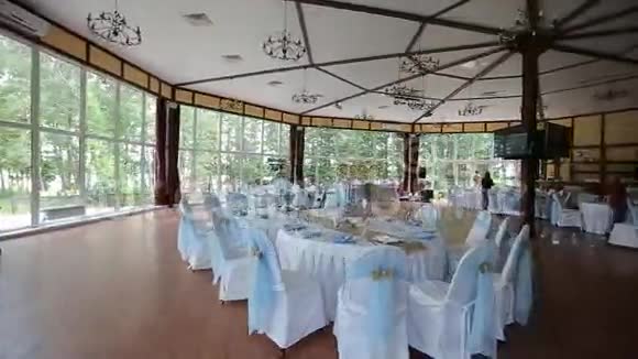 餐厅婚礼桌上摆满了新娘花束宴会厅新娘的节日餐桌视频的预览图
