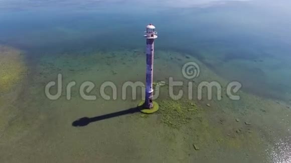 4K飞越老灯塔屹立于大海鸟瞰爱沙尼亚萨雷马岛视频的预览图