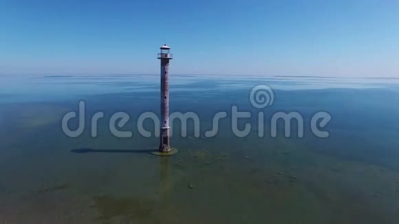4K飞越老灯塔屹立于大海鸟瞰爱沙尼亚萨雷马亚岛基伊普萨阿雷图雷患视频的预览图