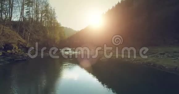 4空中飞人飞越日落山河视频的预览图