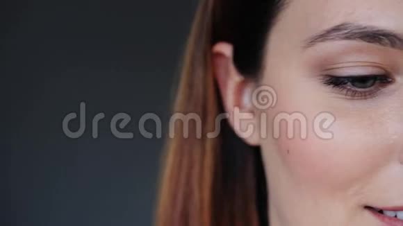 平板电脑笑脸女人视频的预览图