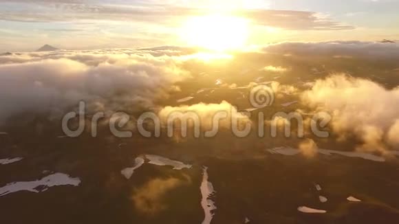 在云层之上飞行无人机在云层上方飞行无人机飞在云层之上视频的预览图