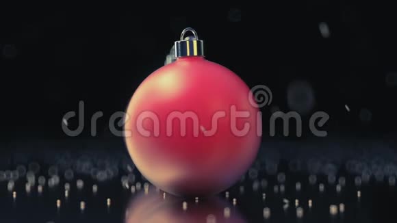相机在冰霜光泽的圣诞球周围飞舞视频的预览图