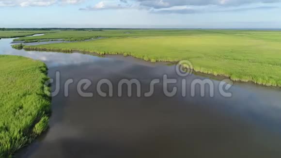 在新泽西的沼泽和特拉华湾海滩上空飞行视频的预览图