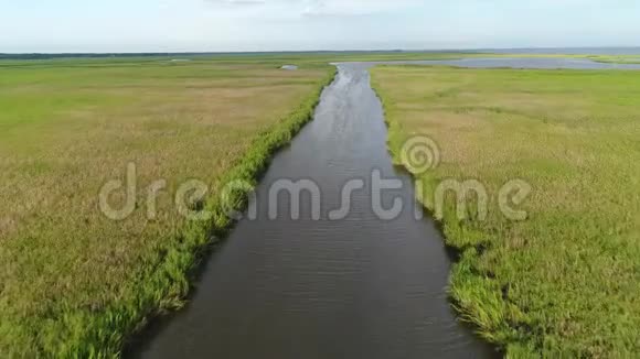 在新泽西的沼泽和特拉华湾海滩上空飞行视频的预览图