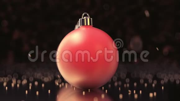 相机在冰霜光泽的圣诞球周围飞舞视频的预览图