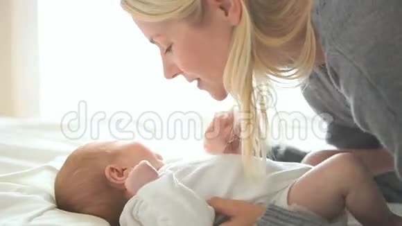 抱着婴儿躺在床上的女人视频的预览图
