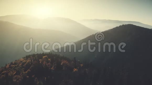全景山峰林坡鸟瞰图视频的预览图