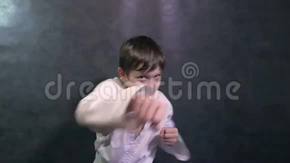 穿着和服的少年手握空手道挥舞拳头慢动作视频的预览图
