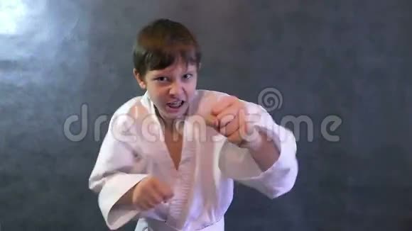 穿着和服的少年空手道手握拳慢动作视频的预览图