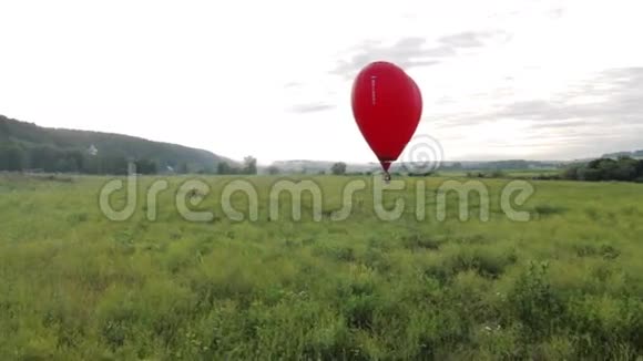 热气球背后心脏形状的飞行视频的预览图