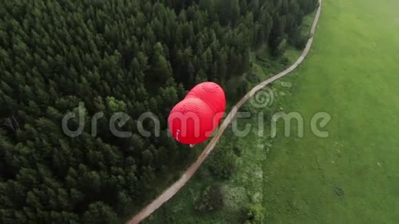 热气球背后心脏形状的飞行视频的预览图