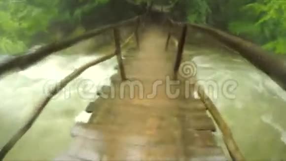 在悬河上的桥上行走的人视频的预览图