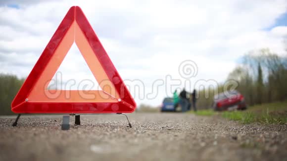 路边的破车红色警告三角视频的预览图