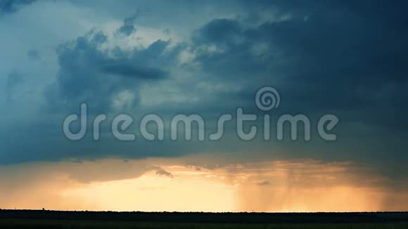 暴风雨的云是灰蓝色的覆盖着谷物小麦视频的预览图