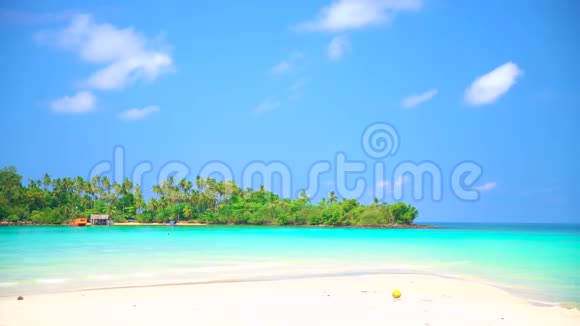 热带海滩的背景是蔚蓝的泻湖背景是蓝色的夏日天空清澈的海水视频的预览图