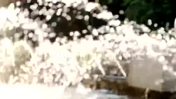 离焦运动背景水滴飞进来视频的预览图
