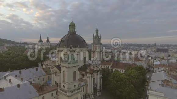 飞越乌克兰老城利沃夫的多米尼加教堂视频的预览图