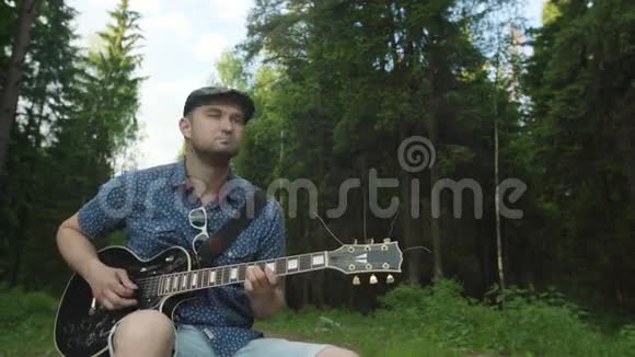 森林里有人在弹电吉他视频的预览图