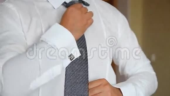 新郎戴着领带和袖扣视频的预览图