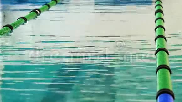游泳池用车道标记移动视频的预览图