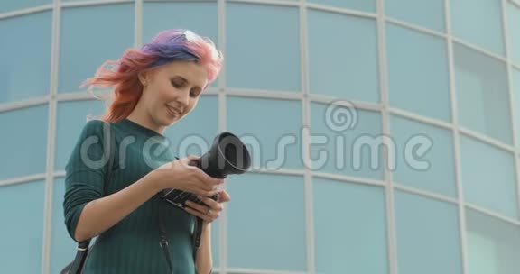 肖像时尚漂亮的女孩太阳镜复古相机享受乐趣视频的预览图