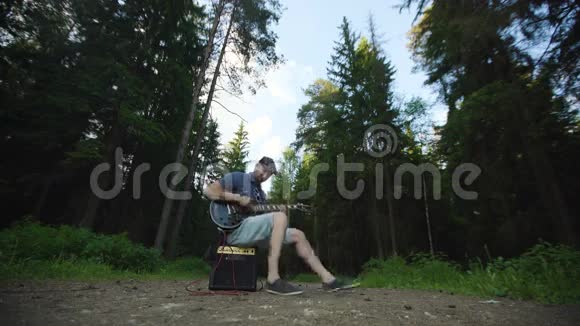 森林里有人在弹电吉他视频的预览图