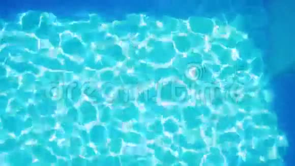 头顶的游泳池闪闪发光视频的预览图