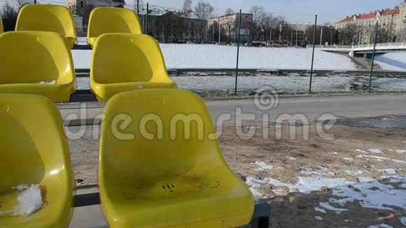 黄椅子和浮冰在河中的第一天春天视频的预览图