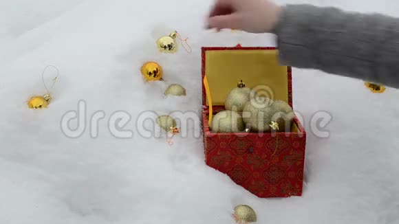 手拿精美圣诞玩具冬雪复古盒视频的预览图