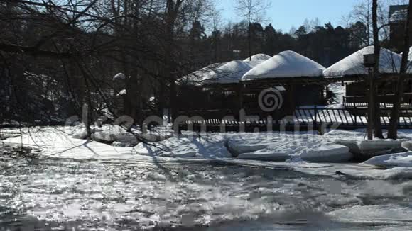 夏天的小屋覆盖着白雪寒冷的冬天视频的预览图