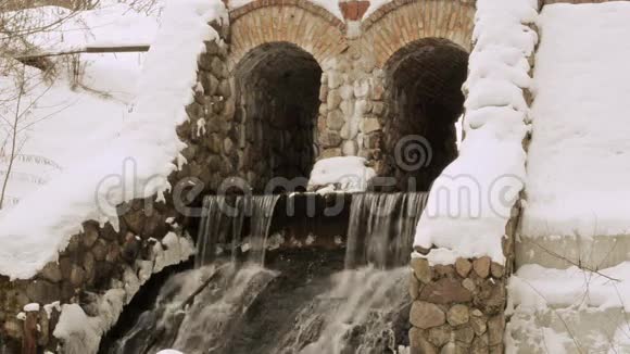 旧溪坝拱雪水流冬季视频的预览图