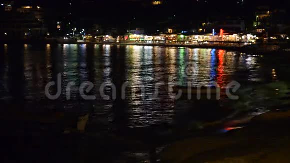 传统的希腊渔船在夜间捕鱼和上岸照明视频的预览图