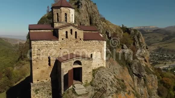 4KUHD站在悬崖上的山寺的空中景观十世纪的古代基督教圣殿视频的预览图